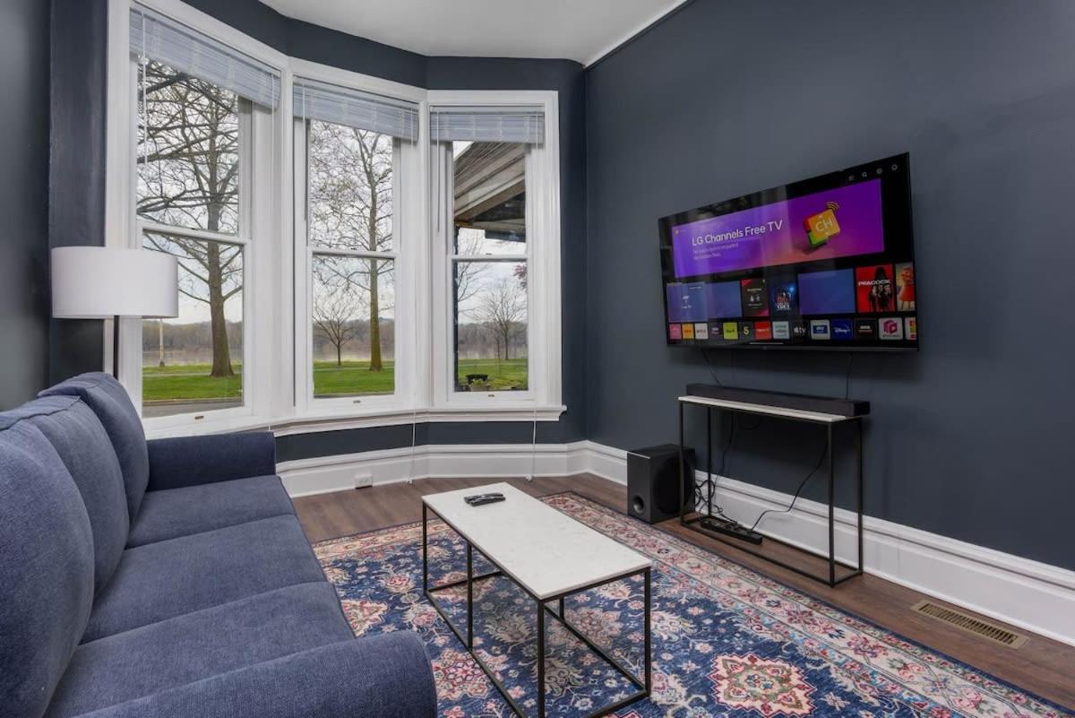Flats on Front - Riverfront Gem Fast Wi-Fi 1F - B&B