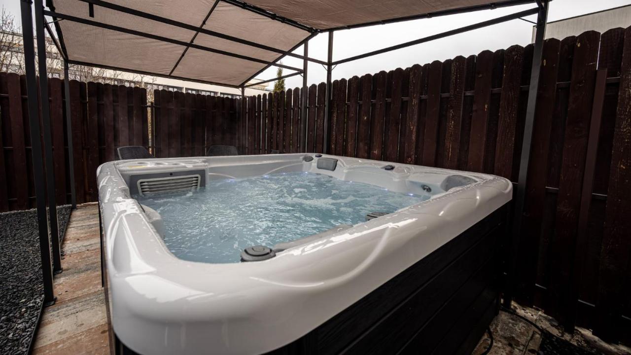 Jacuzzi Oasis Suite - B&B