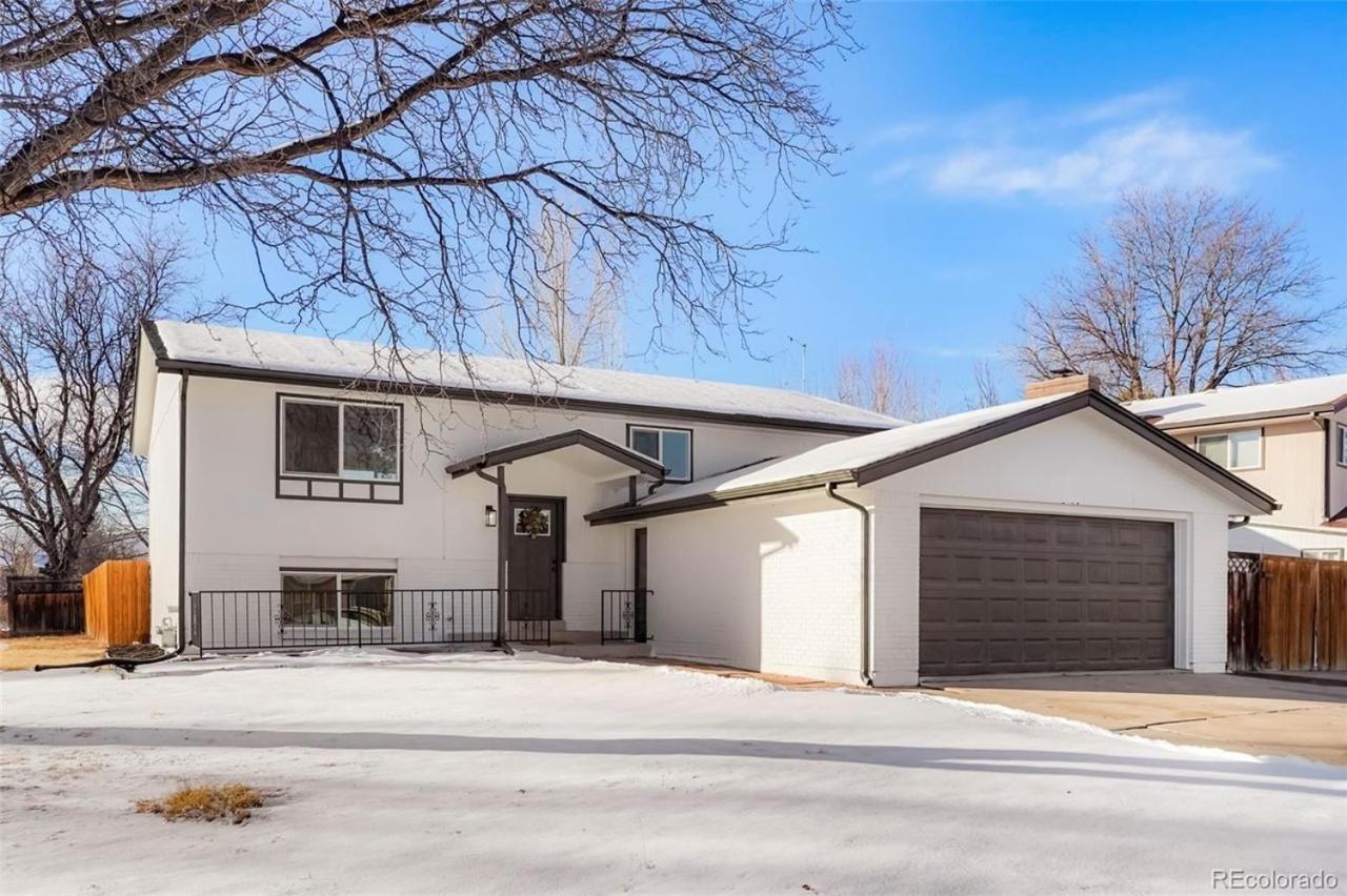 Spacious and Cozy 5 Bed 3 Bath Vacation House W 2 King 3 Queen! Sleep 12! 15Min to Red Rocks - B&B