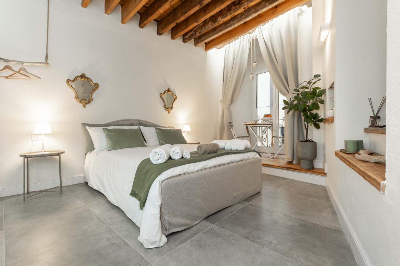 Luxury in Centro - 3min Acquario - B&B Genova