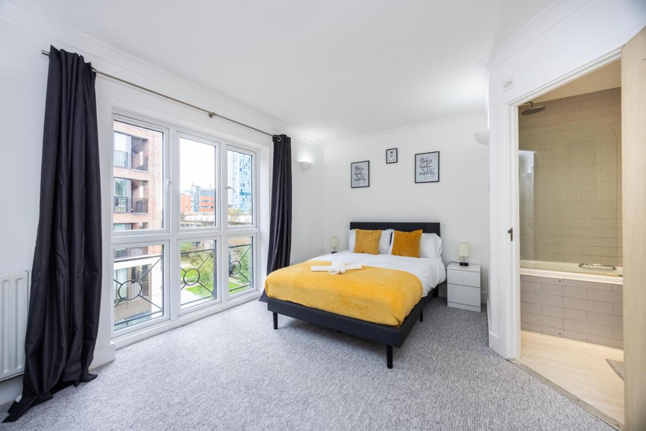 Cozy City Haven - Bright 2BR Apartment, Central Stay Next to Major Station - B&B