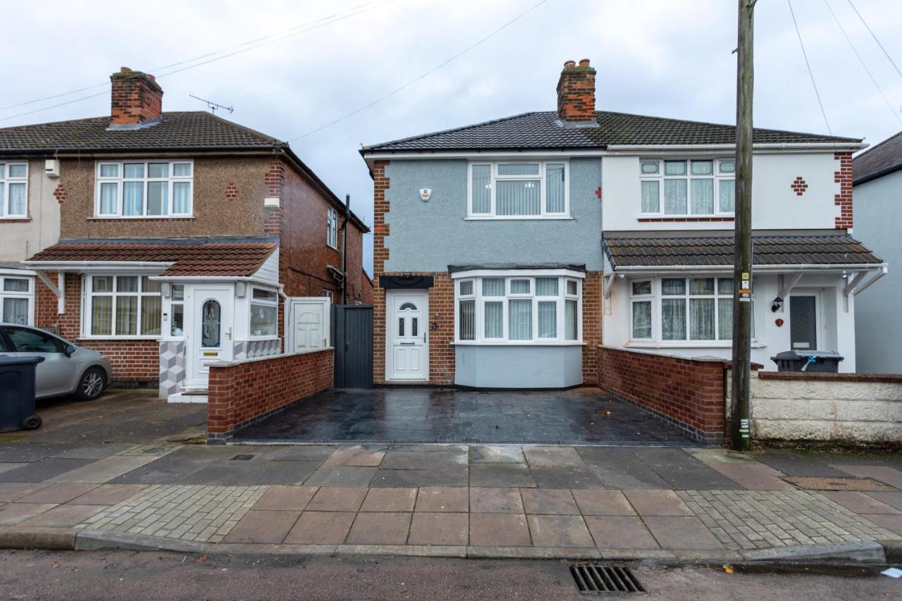 LUXURY, 4 bedroom house, Sleeps 8- FREE Wi-Fi & FREE Parking, Garden, Long Stays & Contactors Welcome - B&B Leicester
