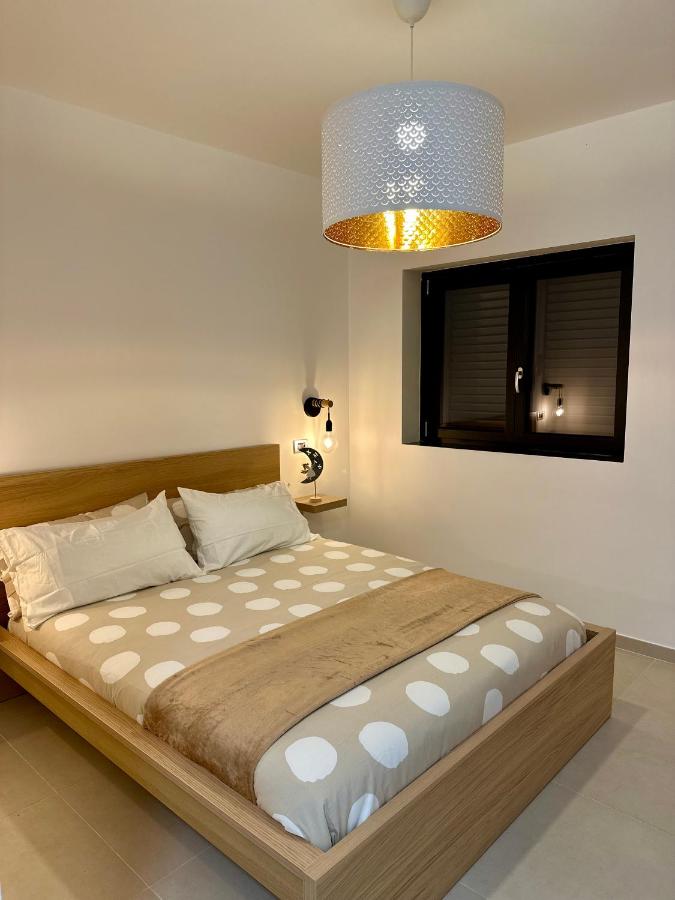 Zimmer mit Kingsize-Bett und Bergblick