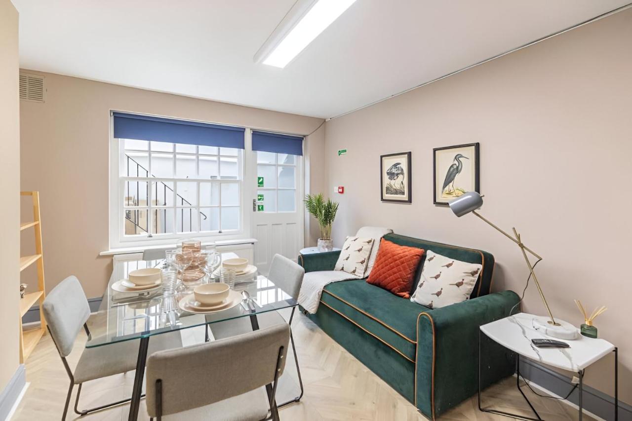Bold & Vibrant 1-Bedroom Escape in Prime Location! - B&B London