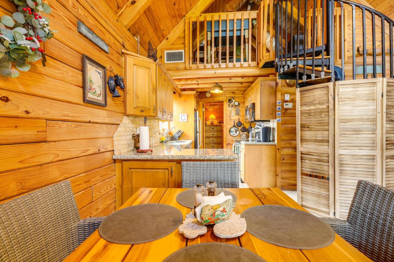 Steps to Lake Okeechobee: Cabin w/ Pool Access! - Bed and Breakfast Okeechobee