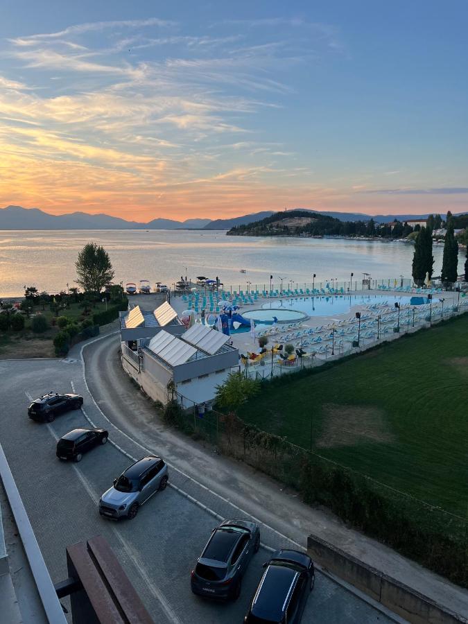 Yves Lake Front Apartments - B&B