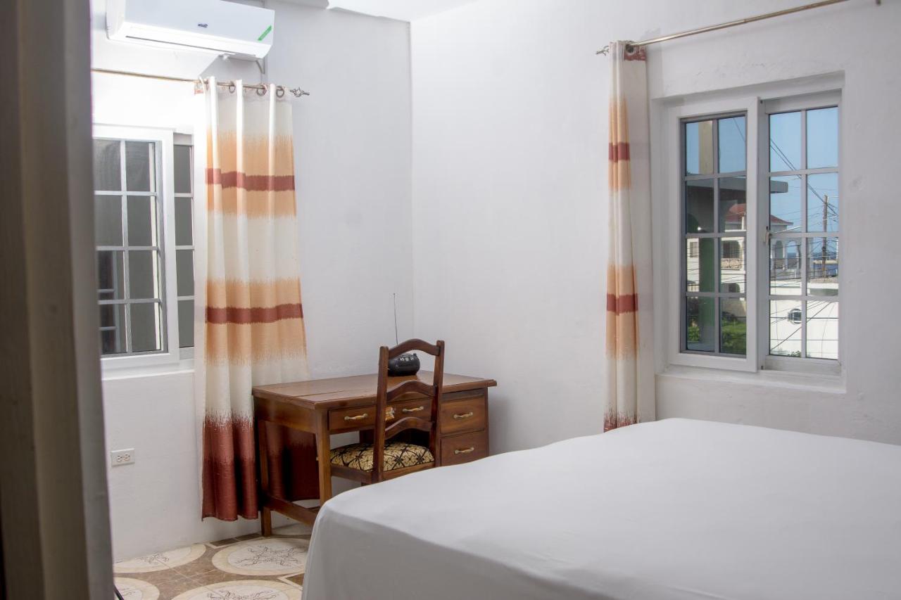 Habitación con cama grande y vistas al mar
