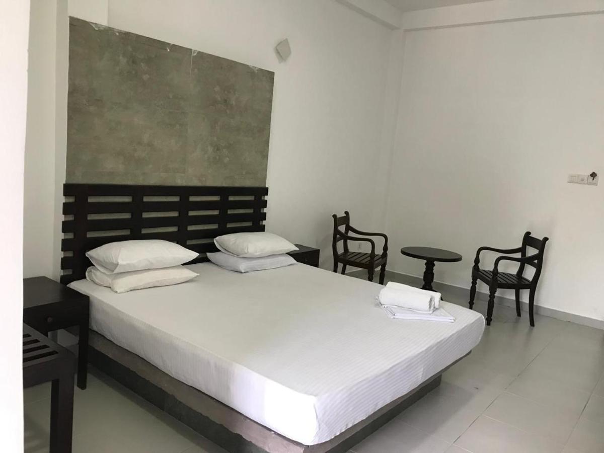 Kamer met Queensize Bed en Uitzicht op het Zwembad