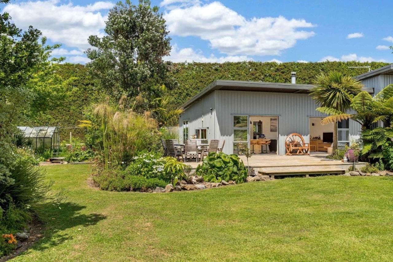 The Grass is Greener Getaway - Private Hot Tub - Bed and Breakfast