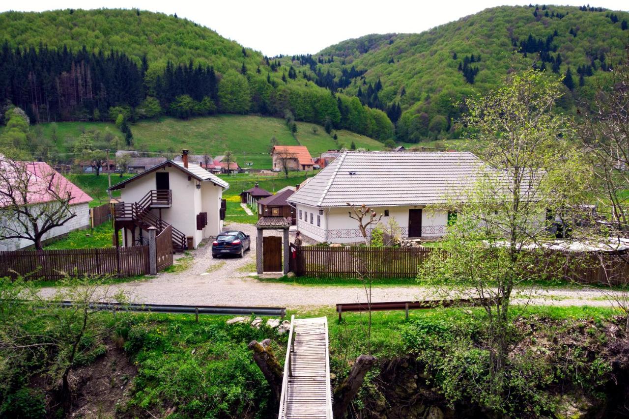 Gospodaria Lui Nea Ion - Bed and Breakfast