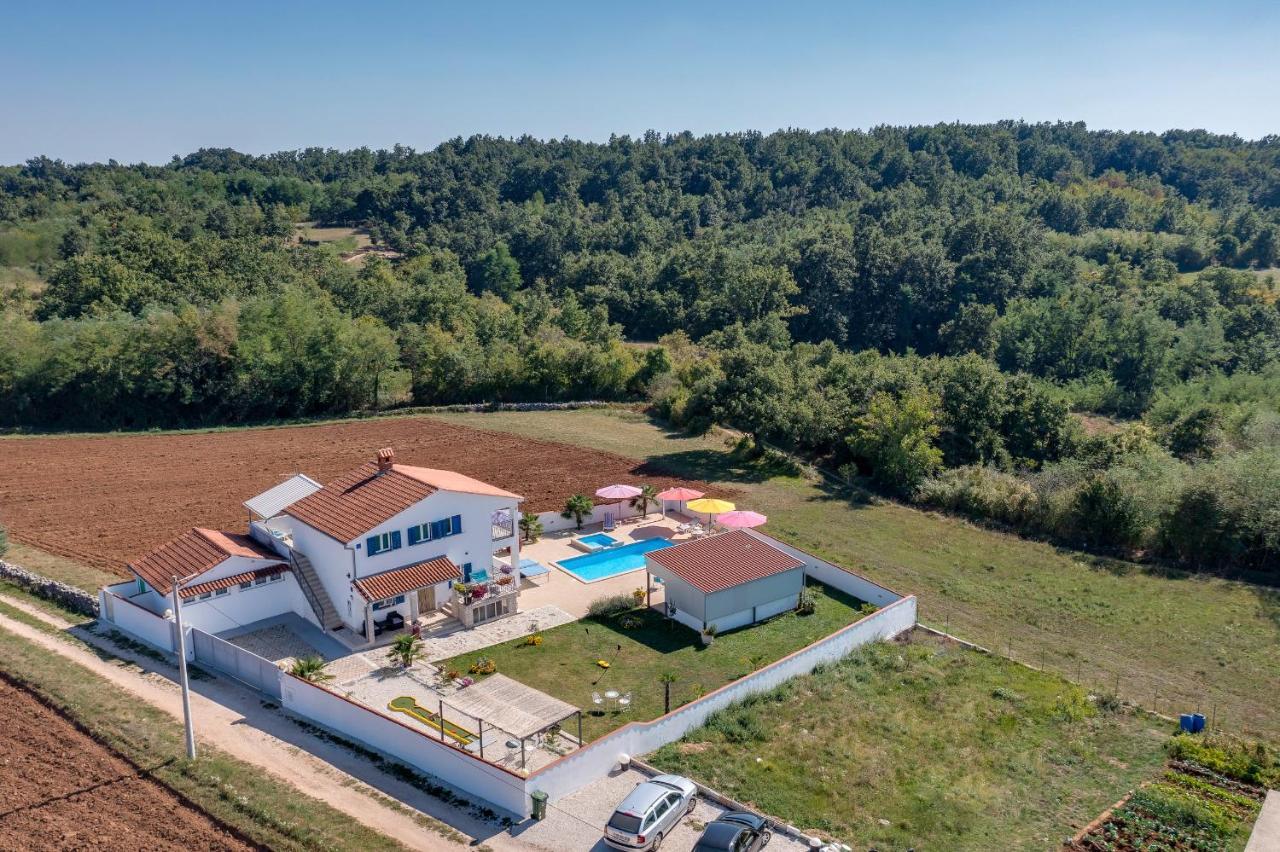 Holiday house in rural Istria with pool and hydromassage - Chambres d’hôtes