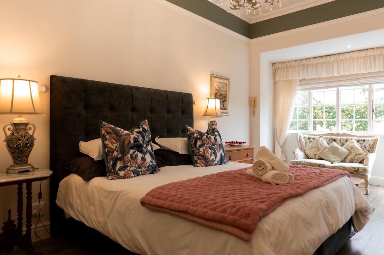 Deluxe Double or Twin Room with Sleeper Couch