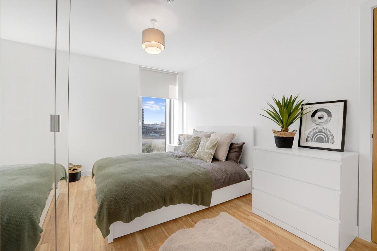 Luxury 2BR in Media City - B&B