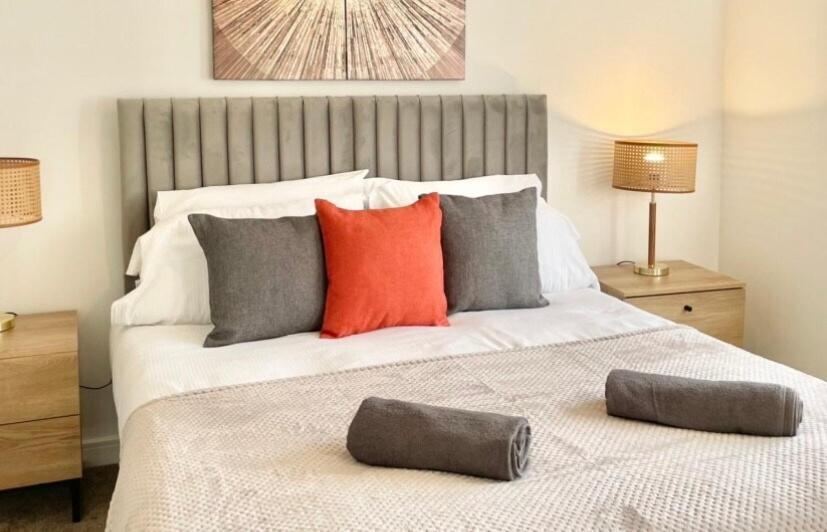 Large home in Folkestone ideal for families, contractors or corporate stays - Bed and Breakfast Sandgate