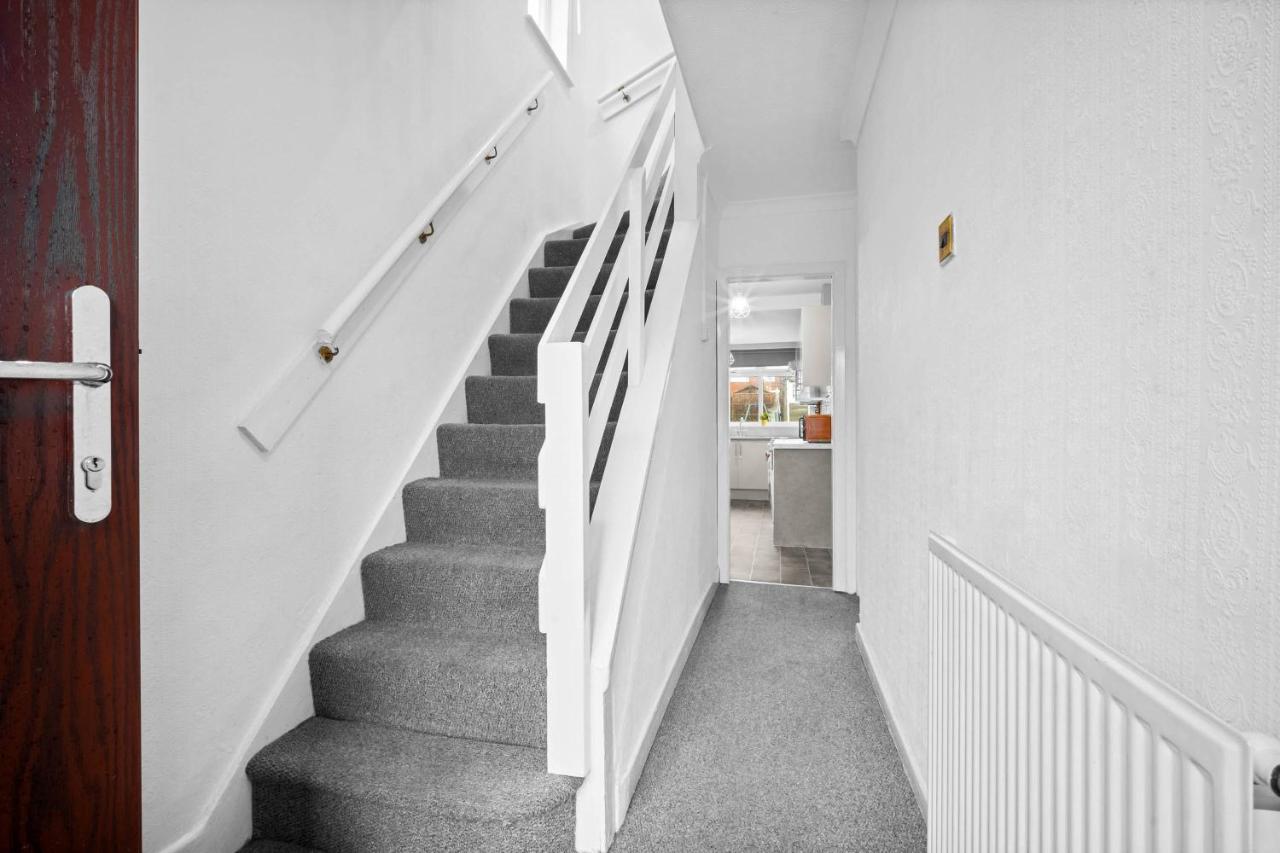 Stylish 3 Bedroom House - Parking - Garden - Great Barr - Netflix - Top Rated -121J - B&B