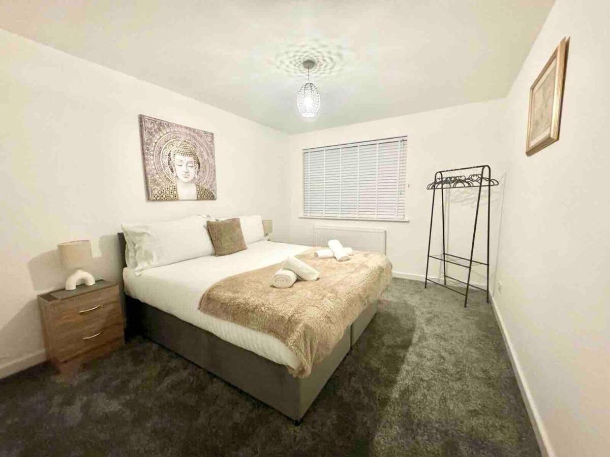 Swindon 3 bedroom relaxing home with parking - good location for family or contractors - Chambres d’hôtes Swindon