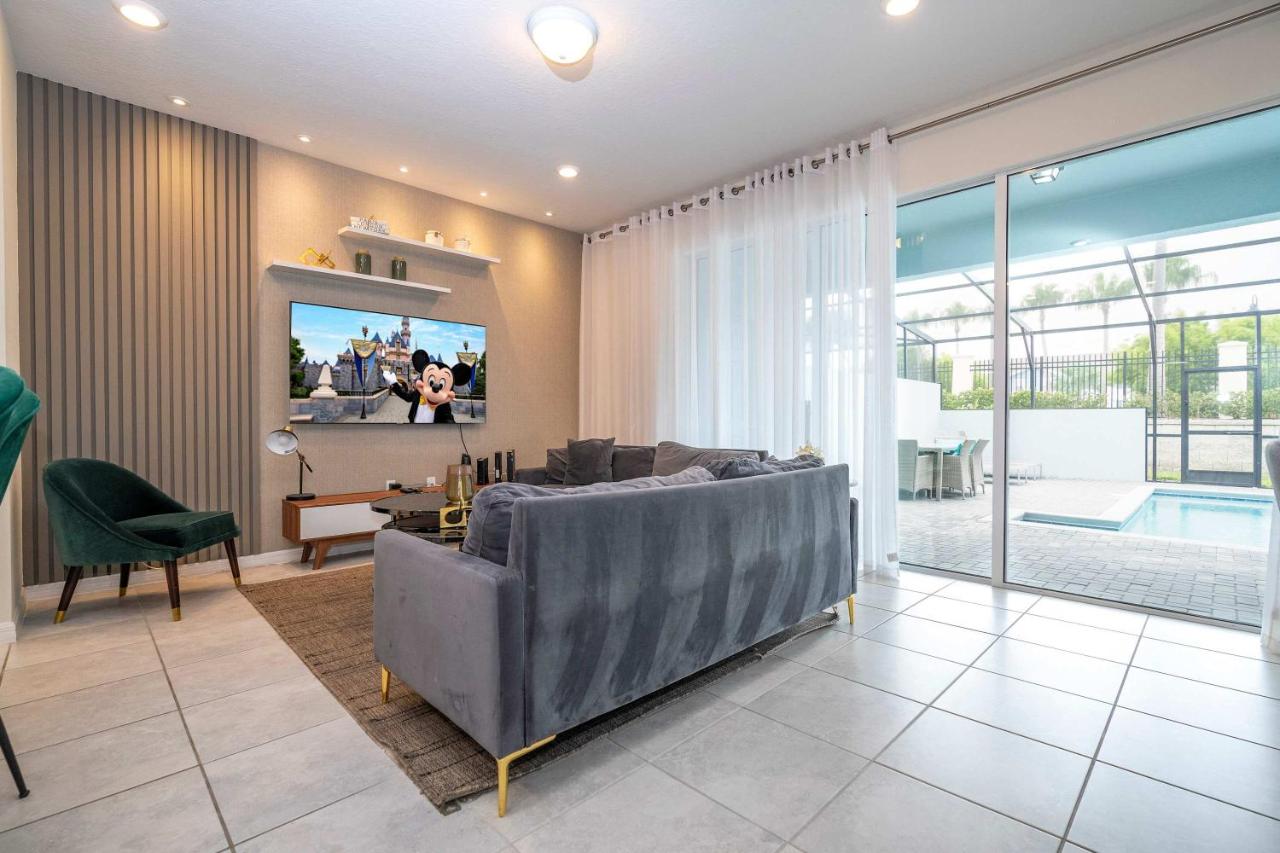 111 Windsor Island 5BR Townhome with Pool & Game Room - B&B Davenport