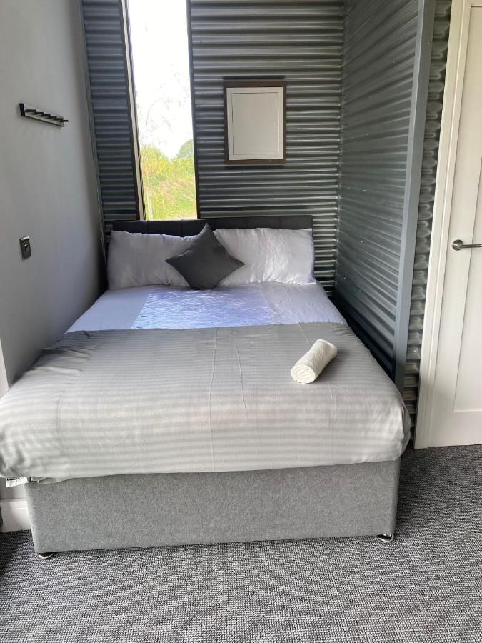 Cosy Cabin Getaway - Sleeps 12! - B&B