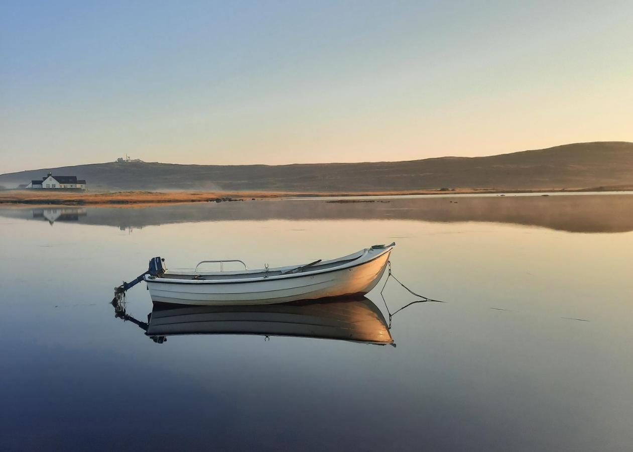 Druidibeg Cabin, Loch Druidibeg, Isle of South Uist - Bed and Breakfast