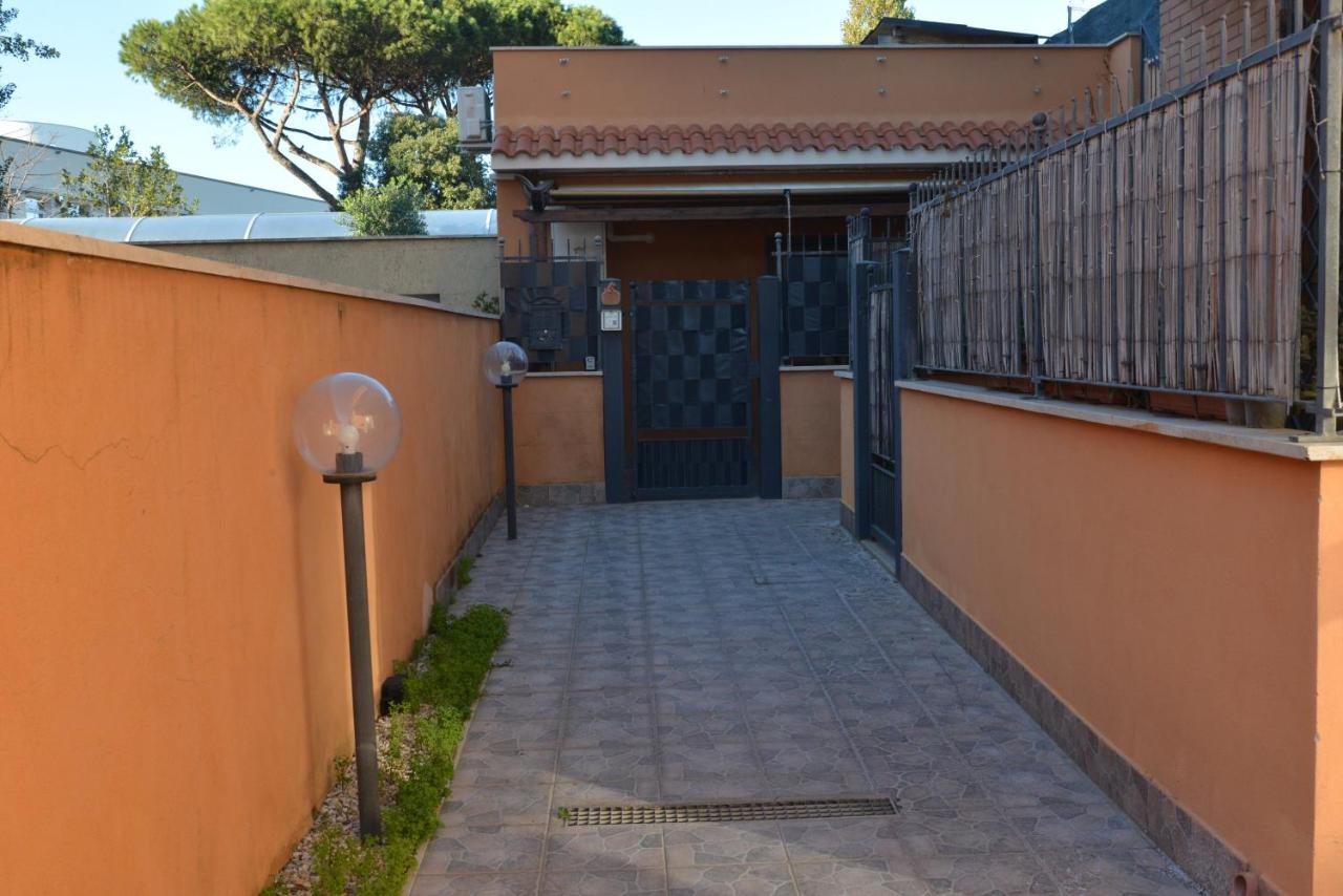Casa indipendente a 5 minuti da aeroporto di fiumicino e spiaggia - B&B