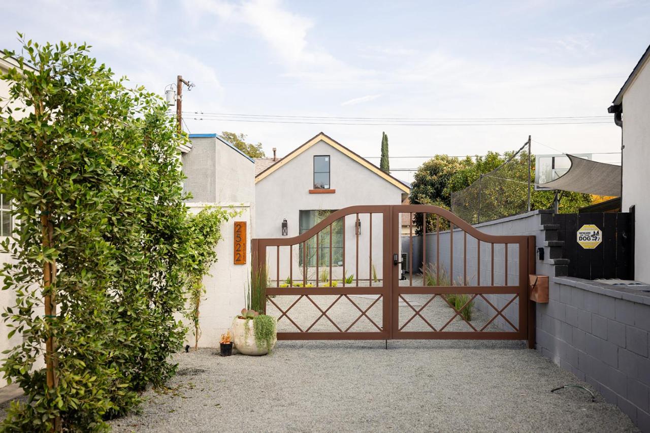 Charming 1BR Near Airport & Studios , EV - B&B