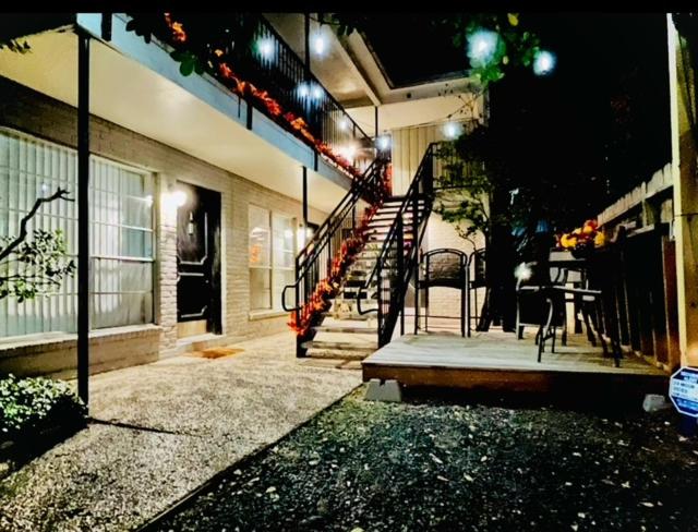 Pristine Montrose Walkable Apt Half Block to Menil Museum - B&B Houston