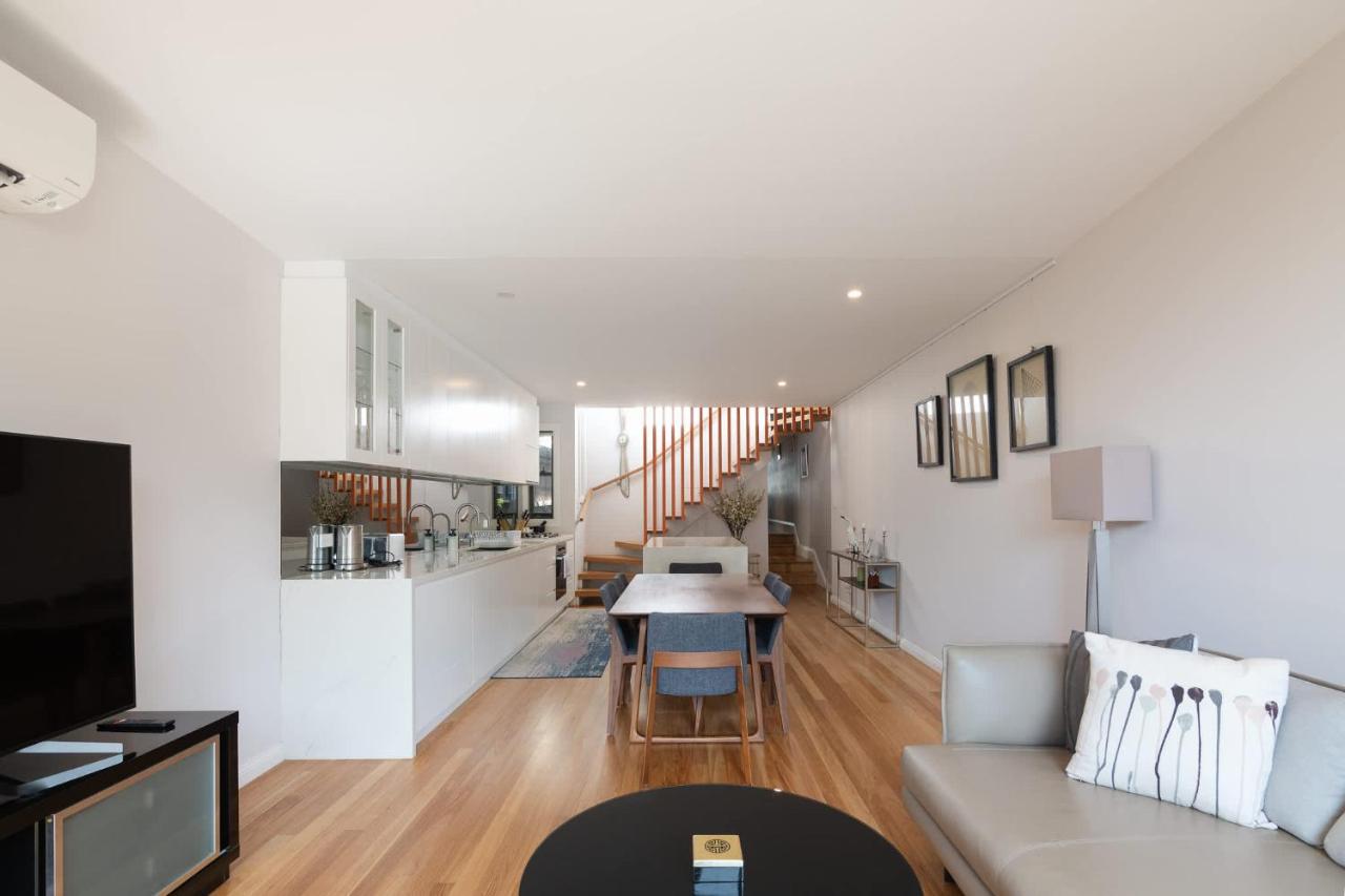 Modern Home in Erskineville w AC and Parking - Bed and Breakfast Sydney