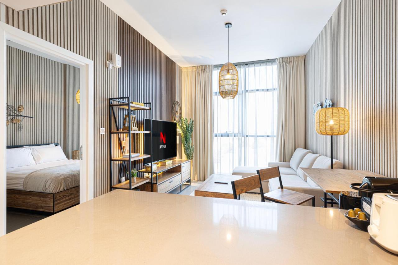 1BR The Sharjah Aura by Blue Cloud Holidays - B&B