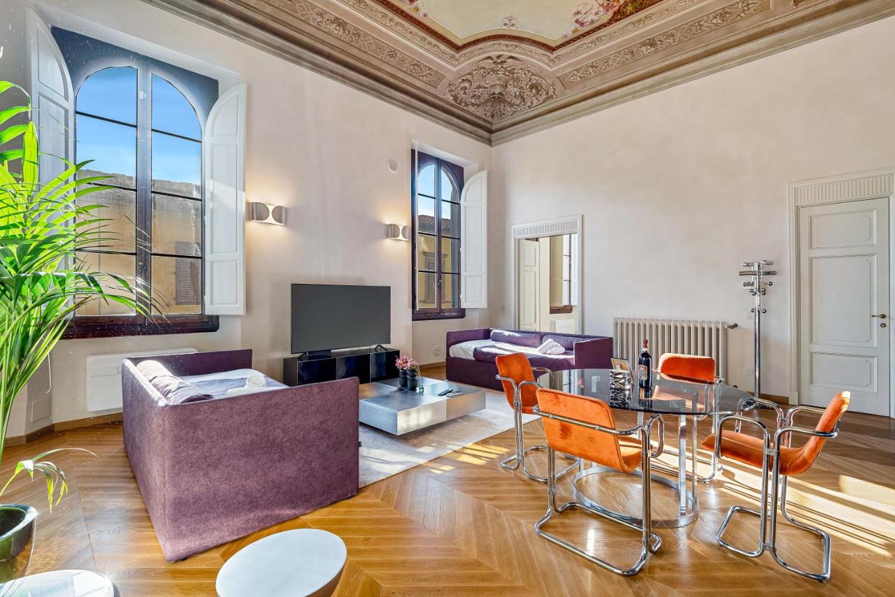 Via Venezia 10 - Renaissance - Historic Charm with Frescoes and Private Courtyard Parking in Florence Heart - B&B Florence