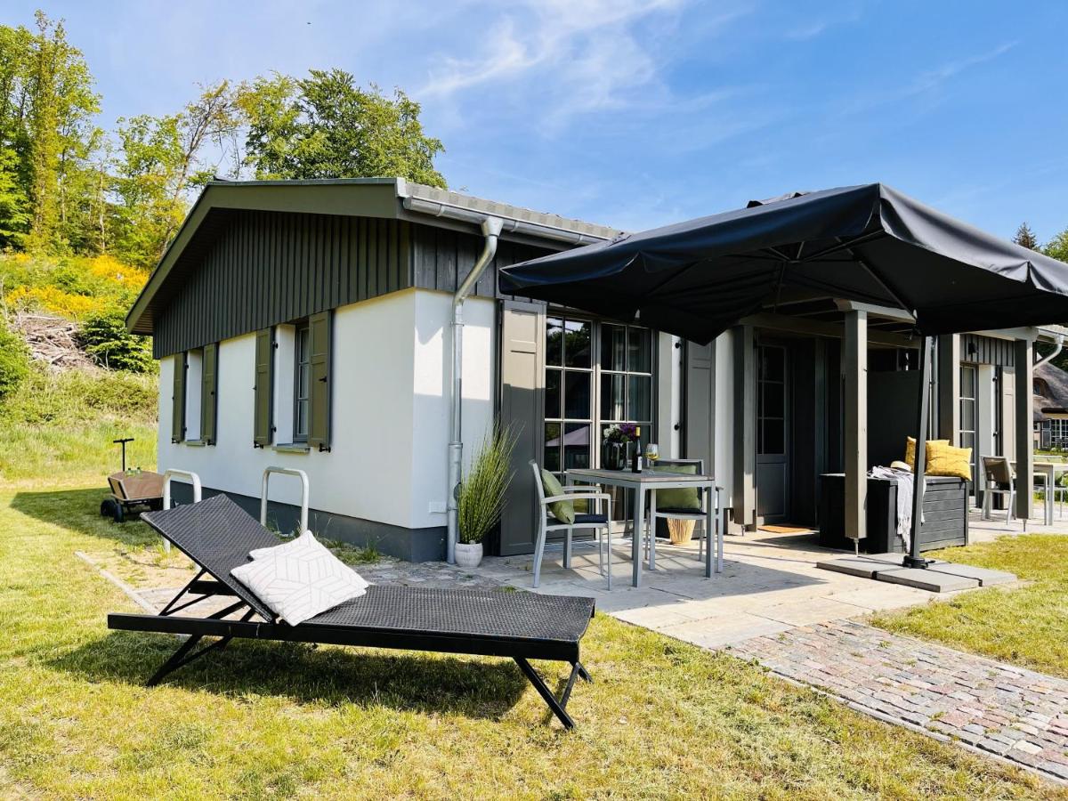 Ferienhaus Svantevit 31 Feriendorf Klein Stresow Rügen by ruyastay - Bed and Breakfast