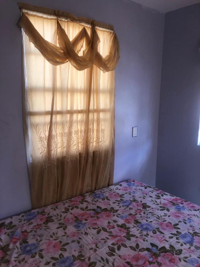 Patricias Retreat - above Food and Belly Restaurant - Chambres d'hôtes Bridgetown