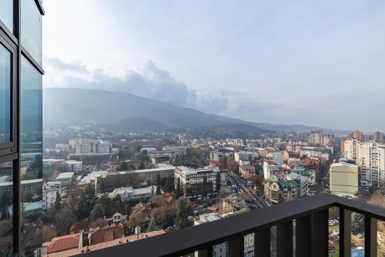 Top Floor Presidential Suite with Free Private Parking in the Center of Skopje - B&B