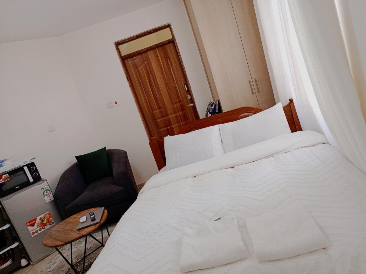 COZY STUDIO IN CLAYCITY, KASARANI NEAR CAMP ENTUMOTO and DAVID - B&B