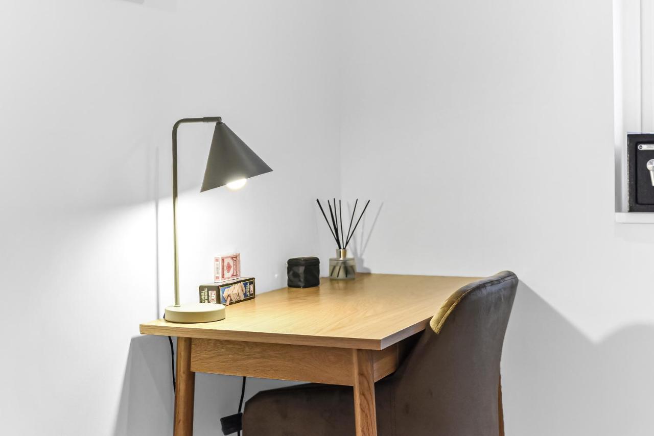 Chic & Trendy Designer Studio with Full Kitchen - B&B London