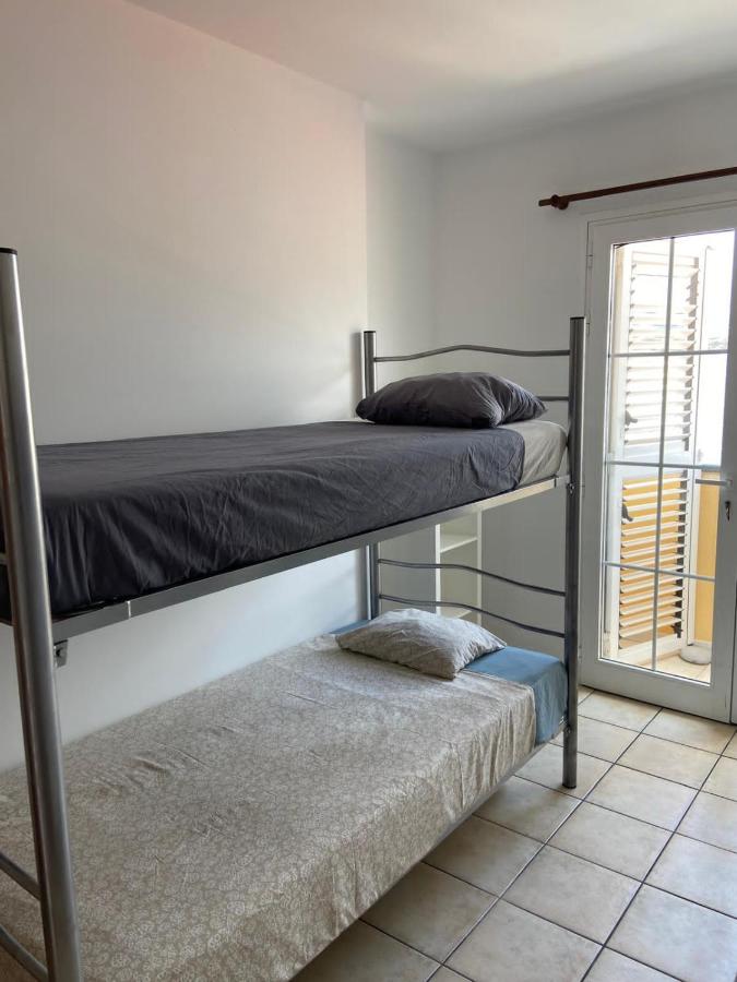 Cama en habitación compartida con 4 camas