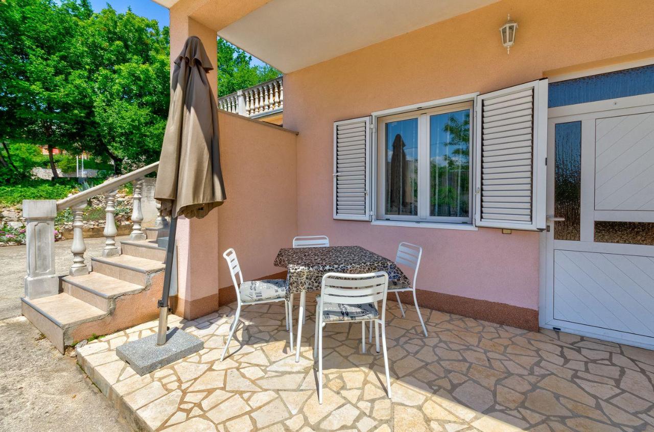Beschauliches Apartment nur 100 Meter zum Strand mit privater Terrasse, Parkplatz - B&B Crikvenica
