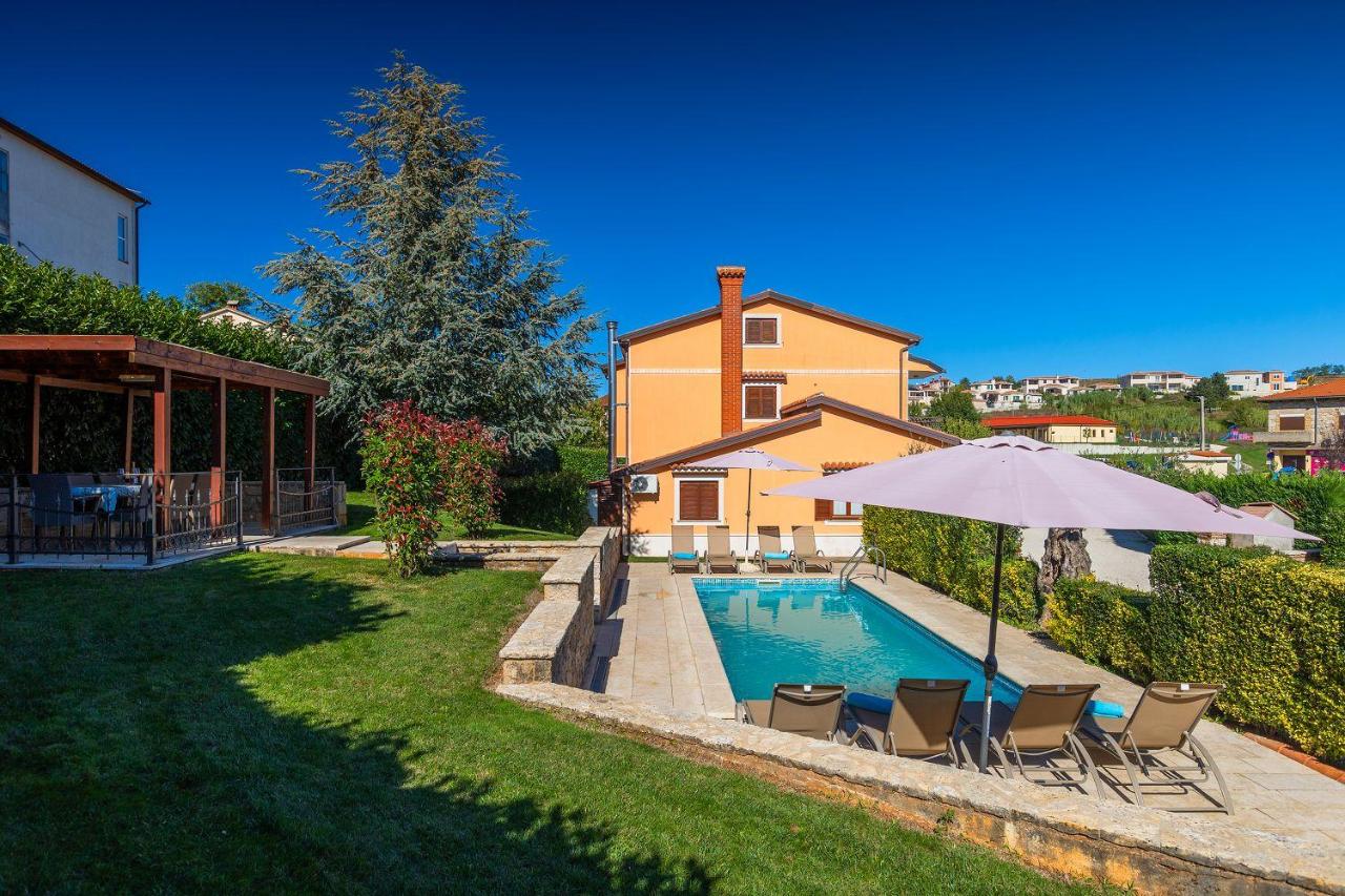Faszinierendes Ferienhaus mit Privatpool, Volleyballfeld, Fussballplatz, Trampolin beim bekannten Radweg Parenzana - Chambres d'hôtes Vižinada