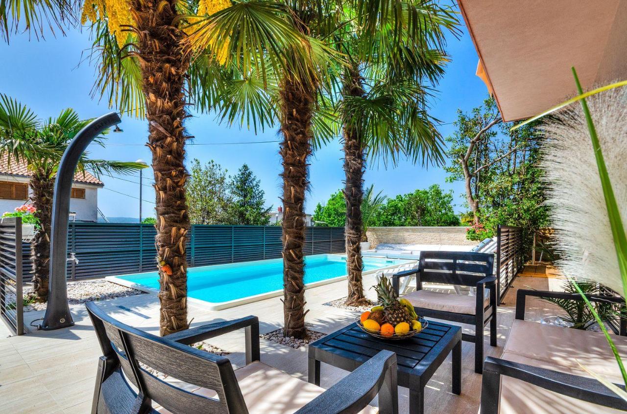Traumhaftes Penthouse nur 400 Meter zum Strand mit beheizbarem Pool, Meerblick, Babybett, Grill - Chambres d'hôtes Crikvenica
