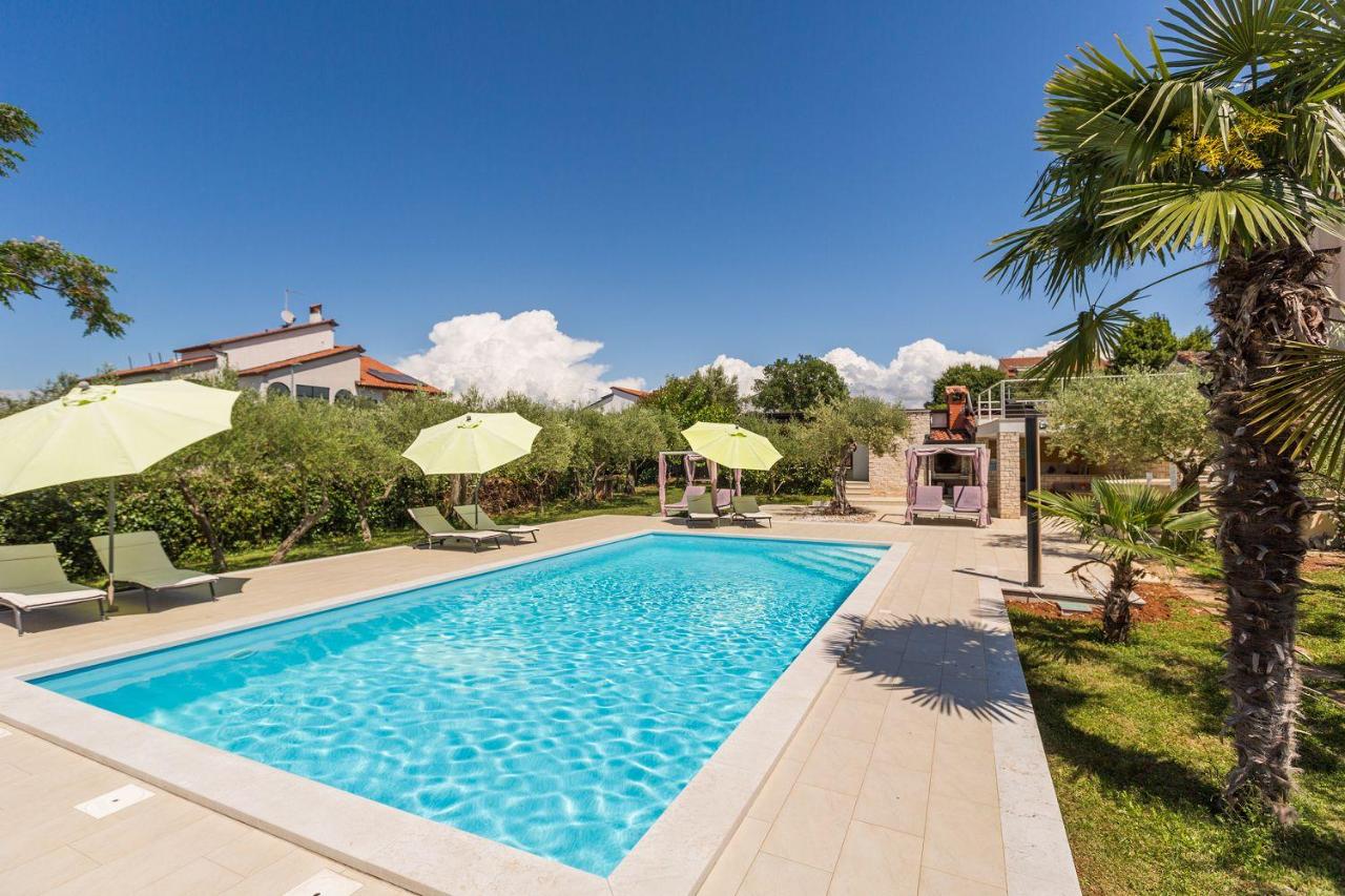 Idyllisches Apartment nur 250 Meter zum Strand mit Pool, Meerblick, Grillbereich, Liegen - B&B Parenzo