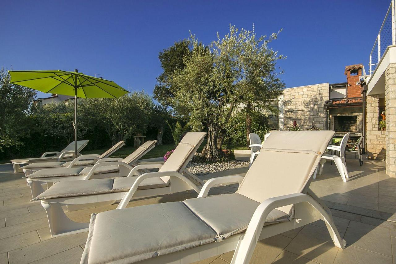 Charmantes Apartment nur 400 Meter zum Strand mit grossem Pool, privater Terrasse, Grill, Liegen - Ferienwohnung Poreč