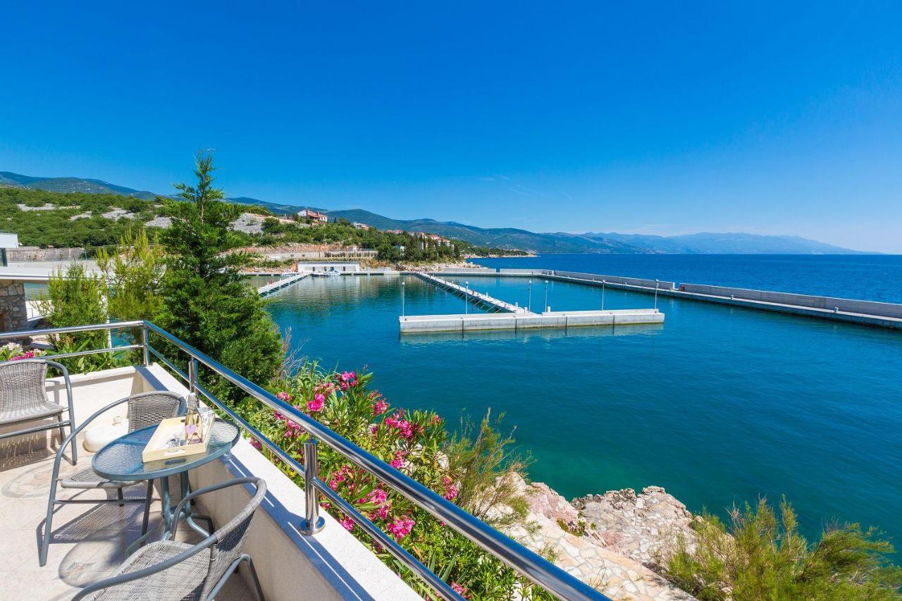 Einzigartiges Apartment direkt am Privatstrand mit privatem Balkon, Klima, Meerblick, WiFi - B&B Novi Vinodolski