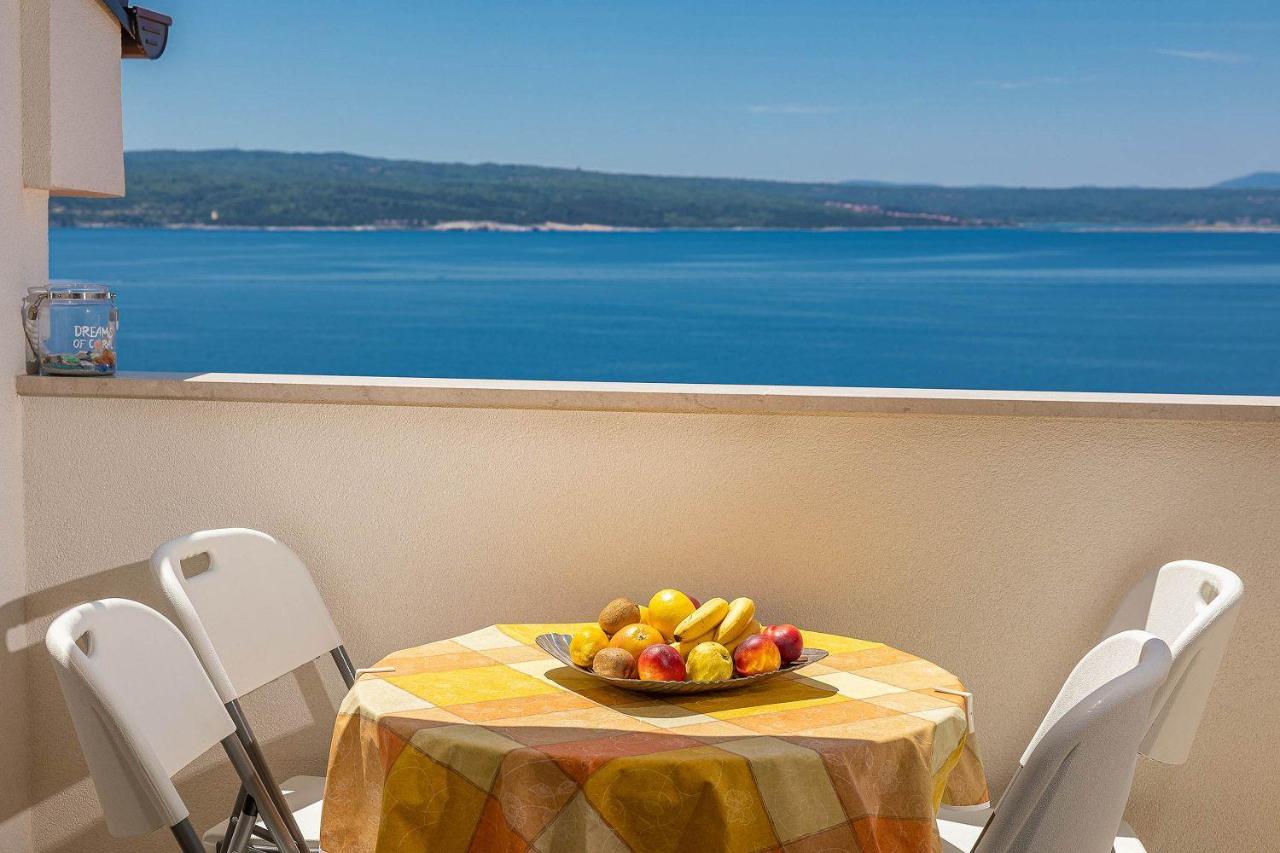 Helles Apartment nur 150 Meter zum Strand mit Dachterrasse, Meerblick, Grill - Chambres d'hôtes Crikvenica