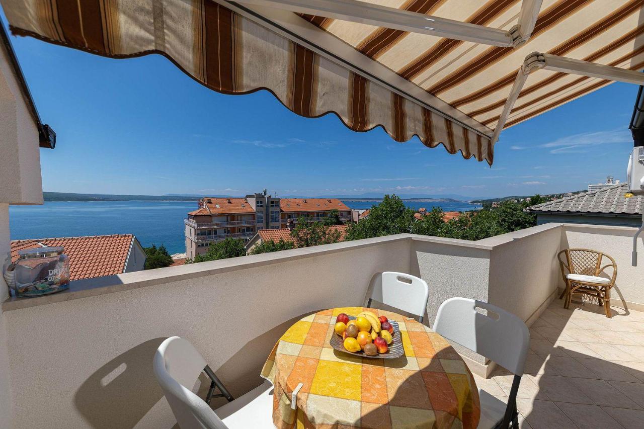 Helles Apartment nur 150 Meter zum Strand mit Dachterrasse, Meerblick, Grill - Chambres d'hôtes Crikvenica