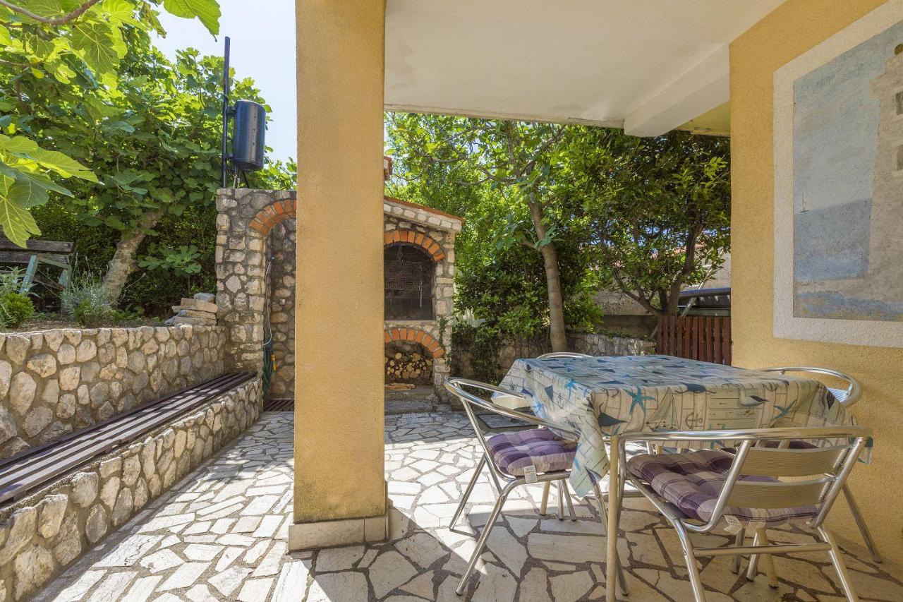 Preiswertes Apartment nur 500 Meter zum Strand mit privater Terrasse, Grill - hundefreundlich - Chambres d'hôtes Jadranovo