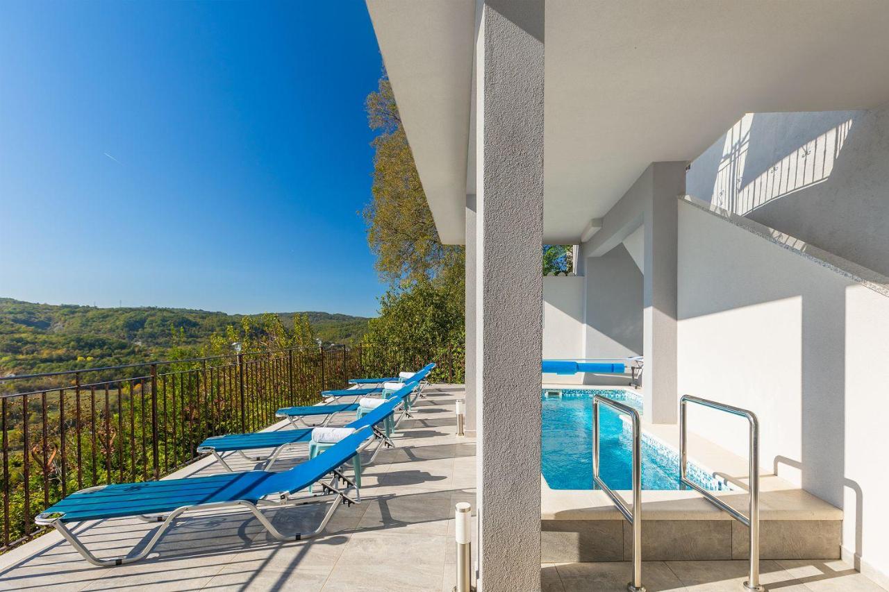 Modernes Apartment mit traumhafter Aussicht, Pool, Privatparkplatz, WiFi - B&B