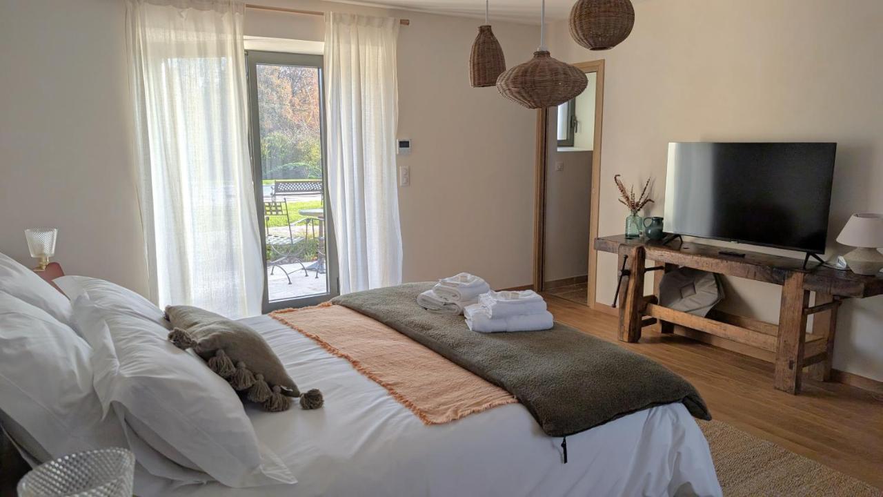 Kamer met Queensize Bed en Uitzicht op het Zwembad