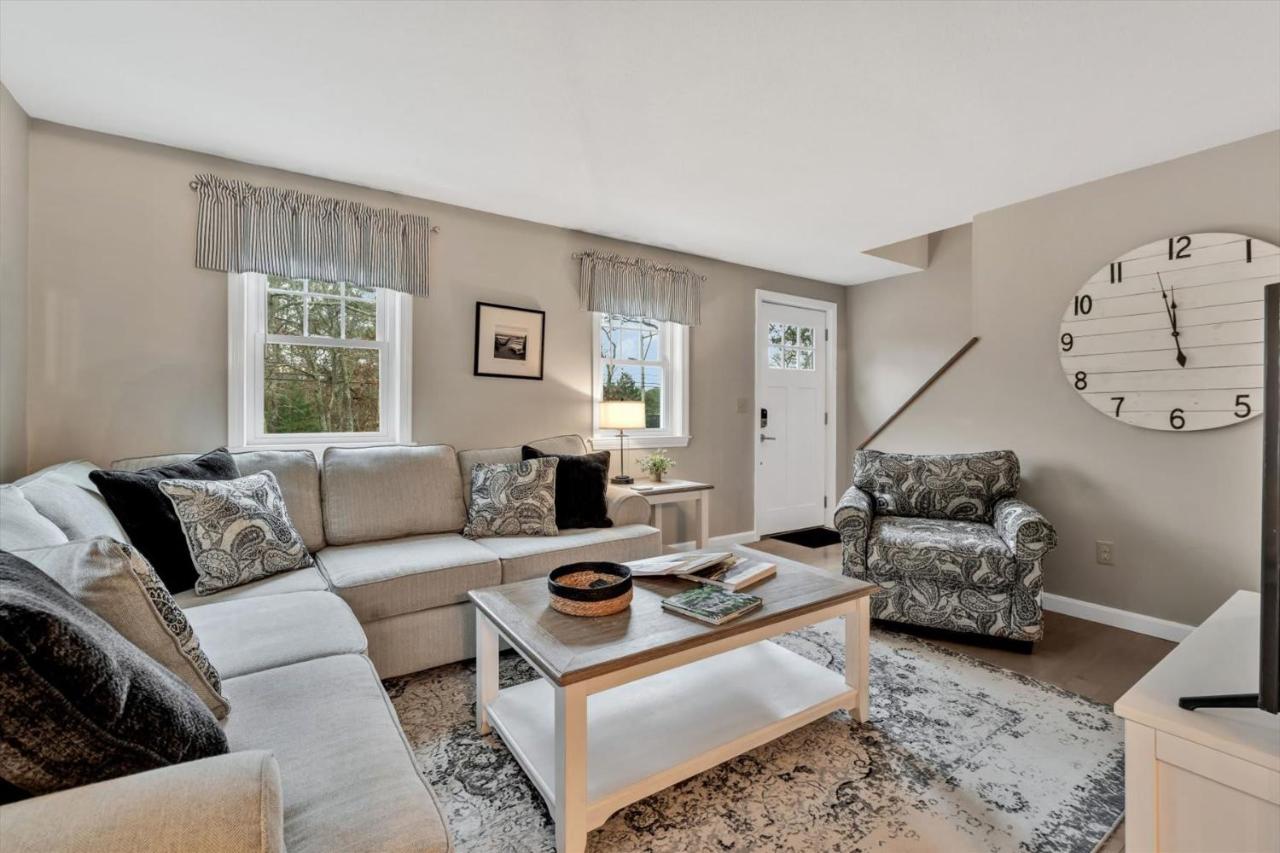 Coastal Cape Cod Retreat by Barlows Landing Beach, Pergola, Firepit & Fenced Yard, Sleep 7 with Smart TVs & Eat-In Kitchen, Family-Friendly Escape Minutes to Old Silver Beach, Woods Hole & Downtown Falmouth - Bed and Breakfast Bourne