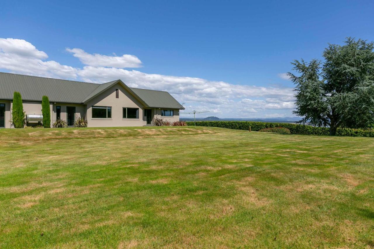 Spacious 5-Star Home with Pool - B&B Taupo