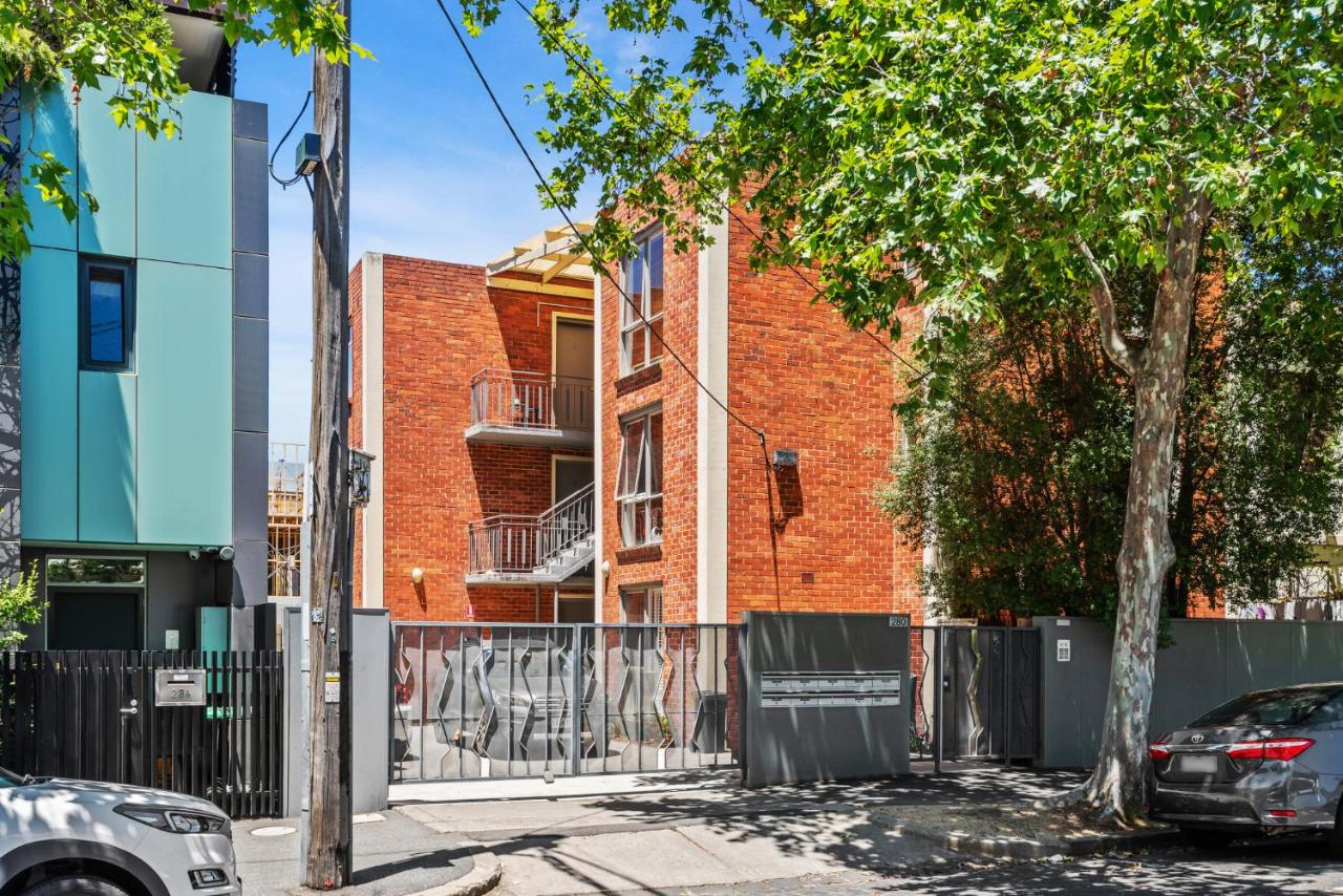 Convenient Apartment in heart of Carlton - B&B