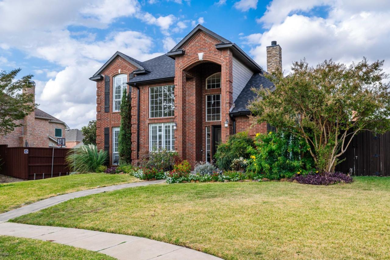 Urban Oasis in Plano 5BD & Heated Pool - Bed and Breakfast